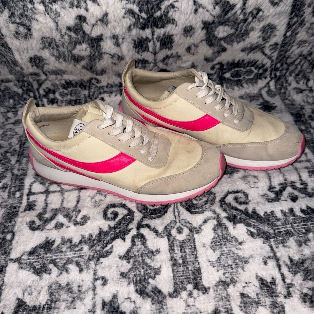 Steve Madden Women’s Casual Runner Sneaker in Cream and Hot Pink